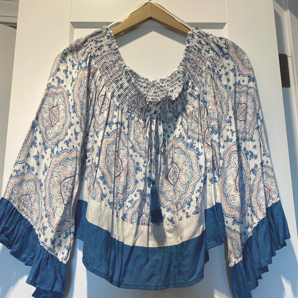 Brand: Surf Gypsy
Size: large
Fit: off the should crop